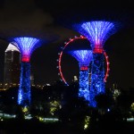 50m hohe solarbetriebene 'Super Trees' mit Riesenrad im Hintergrund