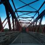 Eine der vielen one lane bridges, diesmal mit Gleisen, damit zusätzlich Züge den Fluss überqueren können - un puente de un carril esa vez con railes para que pueda sobrepasar el tren también el rio