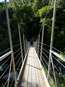 Hängebrücke über den Fluss