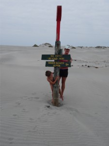 Weiter dürfen wir nicht und müssen durch die Dünen auf die Ostseite