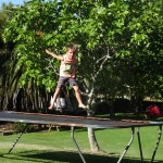 Der kleine Mann happy auf dem Trampolin