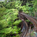 Zweistoeckige Bahntrasse