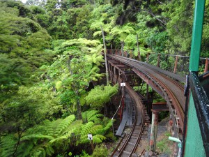 Zweistoeckige Bahntrasse