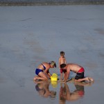 Xavi, Stefanie und Kerry filetieren die von Marten gefangenen Fische direkt am Strand und vergraben die Reste im Sand