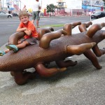 Hier unser Äffchen auf einem ganz seltsamen Tier