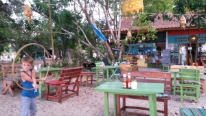 Ein letztes Mal bei June. Das Äffchen probiert den Hulahoop aus