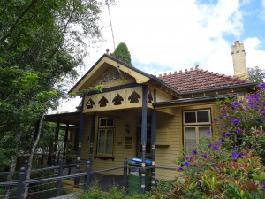 Ein schoenes Haus in Leura, wo wir zum Mittagessen anhalten.