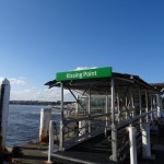 Wir fahren kreuz und quer über den Fluss zu unterschiedlichen Haltestellen. Dieser Stationsname ist besonders schoen