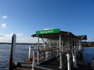Wir fahren kreuz und quer über den Fluss zu unterschiedlichen Haltestellen. Dieser Stationsname ist besonders schoen