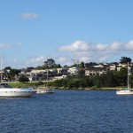 Auf dem Weg zwischen den Ufern bestaunen wir tolle Häuser und Boote