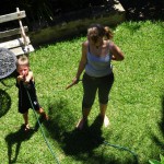 Amira und Xavi bei der Sprengschlacht im Garten