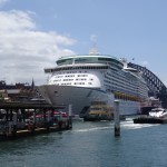 Riesenkreuzfahrtschiff im Hafen