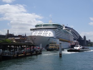 Riesenkreuzfahrtschiff im Hafen