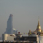 Der Blick aus unserem Hotelfenster. Diesmal sind wir oben im vierten Stock ohne Blick auf den Pool und es ist etwas lauter. Den Golden Mount im Hintergrund werden wir später noch nach unserer Rückkehr von Koh Phayam im März erklimmen