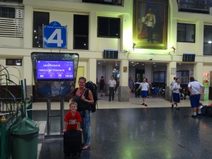 Am Hauptbahnhof in Hua Lampong