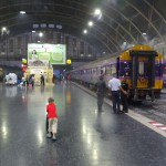 Da steht auch schon unser Nachtzug, mit dem wir bis nach Surat Thani fahren werden.