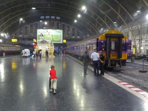 Da steht auch schon unser Nachtzug, mit dem wir bis nach Surat Thani fahren werden.