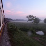 15 Waggons rattern durch den Morgennebel.