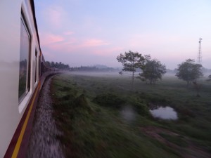 15 Waggons rattern durch den Morgennebel.
