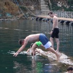 Ein 20 Meter langer toter Baumriese von dem wir am Raft house ins warme Süßwasser springen erinnert uns fast an die Kauribäume in NZ