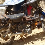 Obwohl es unerträglich heiss ist, aber beim Anblick dieses Gefährts und auch des Tracks, laufen wir lieber...