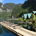 Dieses Bambusfloß bringt uns zu der nur über das Wasser zugänglichen Tropfsteinhoehle