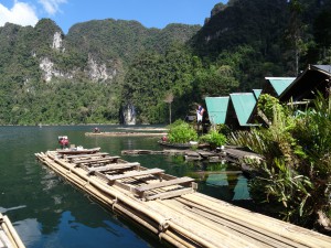 Dieses Bambusfloß bringt uns zu der nur über das Wasser zugänglichen Tropfsteinhoehle