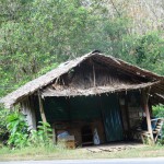 geht es vorbei an windschiefen Hütten und durch schoene Landschaft