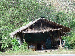 geht es vorbei an windschiefen Hütten und durch schoene Landschaft 