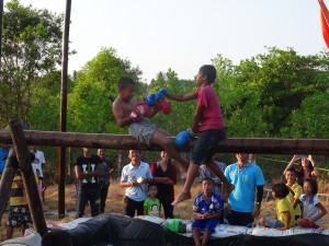 Das traditionelle Thaibox-Spektakel: wer zuerst runter ins Wasserbassin fällt, hat verloren. 