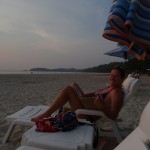 Warten auf den Sunset am Long Beach. Die einen mit Cocktail,