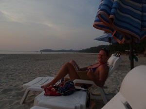 Warten auf den Sunset am Long Beach. Die einen mit Cocktail, 