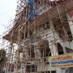 Bambusbaugerüst an einer Tempelanlage bei der Endhaltestelle, die wir uns ansehen