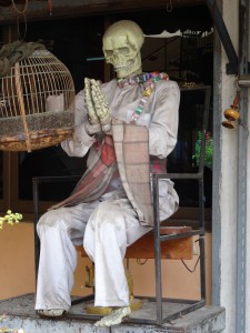 ...morbide Gestalten gesellen sich zu den Schweinekühen, echt eine schräge Tempelanlage