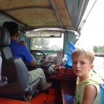 Der Taxifahrer legt barfuß und mit der Kaffeetasse in der Hand...