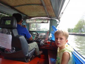 Der Taxifahrer legt barfuß und mit Kaffeetasse in der Hand...