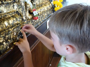 und später muss dem liegenden Buddha auch noch etwas Blattgold aufgeklebt werden